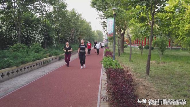 MG娱乐电子游戏网站河北唐县唐尧公园又添新景 塑胶健身步道亮相公园(图3)