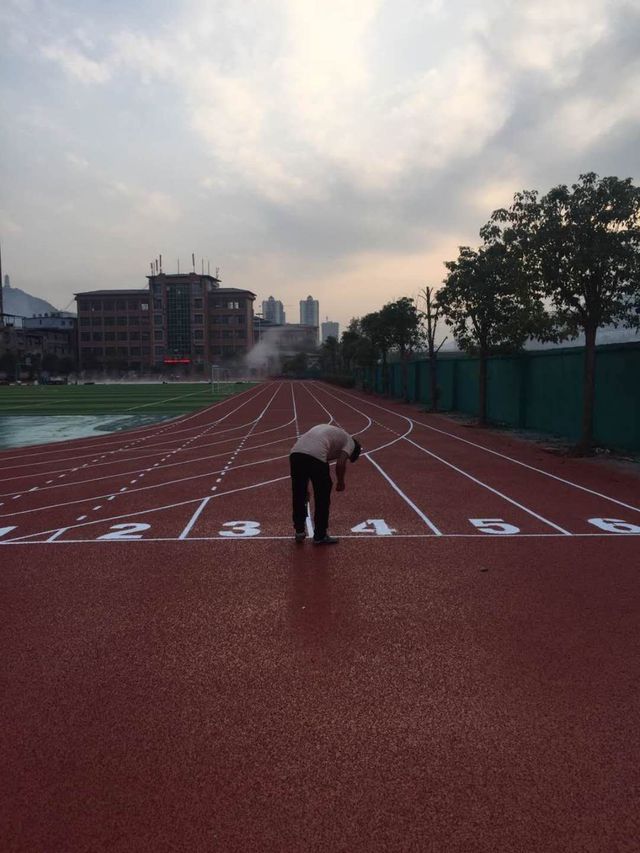 MG娱乐电子游戏网站塑胶跑道厂家丨无溶剂全塑型自结纹塑胶跑道有什么亮点呢？(图3)